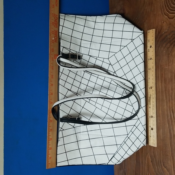 Calvin Klein Handbags - Calvin Klein Tote